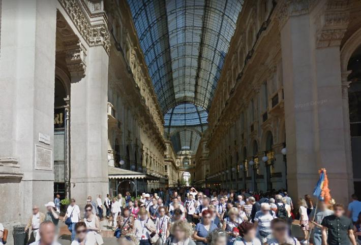 Gira un video in Galleria Vittorio Emanuele a Milano con un pitone reale, rapper denunciato