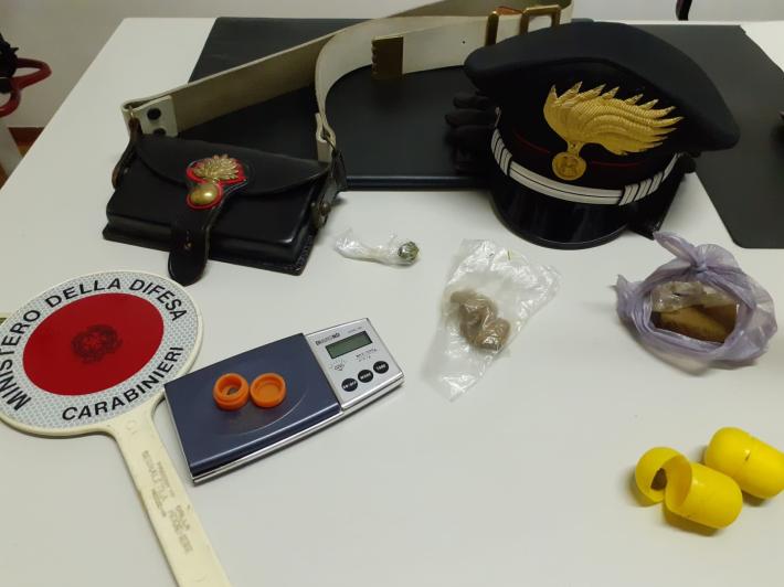 Il fiuto di un cane antidroga smaschera  un'attivit&agrave; di spaccio