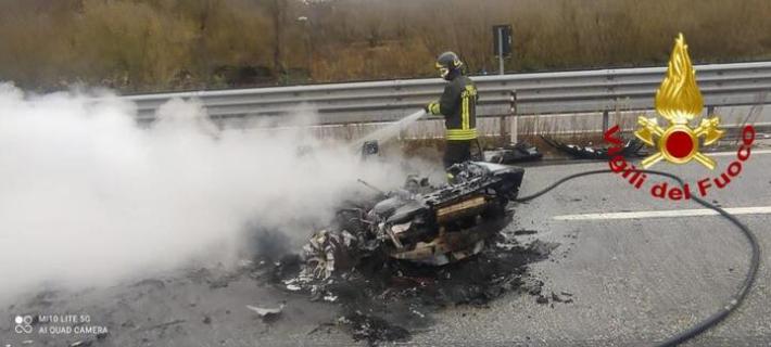 A 300 all'ora sull'autostrada, poi si schianta: Lamborghini distrutta dalle fiamme (e il video diventa virale)
