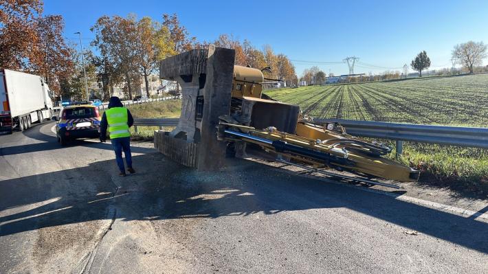 Escavatore ribaltato sulla via Emilia: disagi al traffico a Sanguinaro 