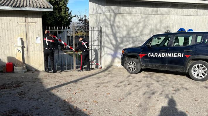 Spunta una bomba a mano nel cimitero: intervengono carabinieri ed esercito sull'Appennino reggiano