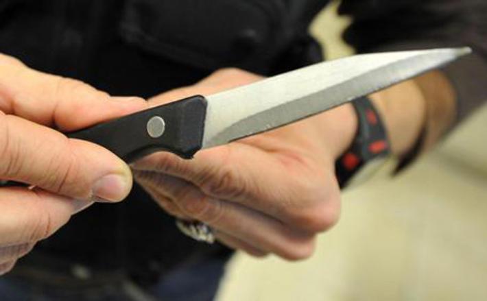 Uccide il compagno con una coltellata e chiama il 112 