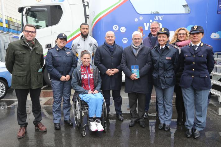 Il bullismo non risparmia nemmeno... internet: i rischi spiegati ai giovani