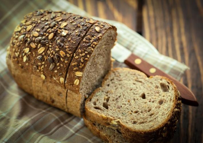 Dieta con cereali integrali e frutta difende da cancro colon