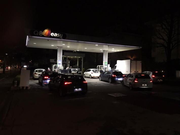 Benzina pi&ugrave; cara da mezzanotte: code alle pompe di benzina parmigiane