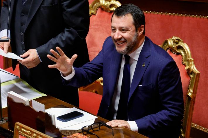 Salvini: "Chi paga il caff&egrave; con il bancomat &egrave; un rompipalle"