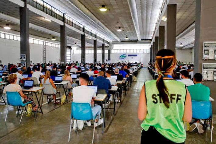 Dodici laureati vincono il concorso: faranno gli spazzini a Napoli