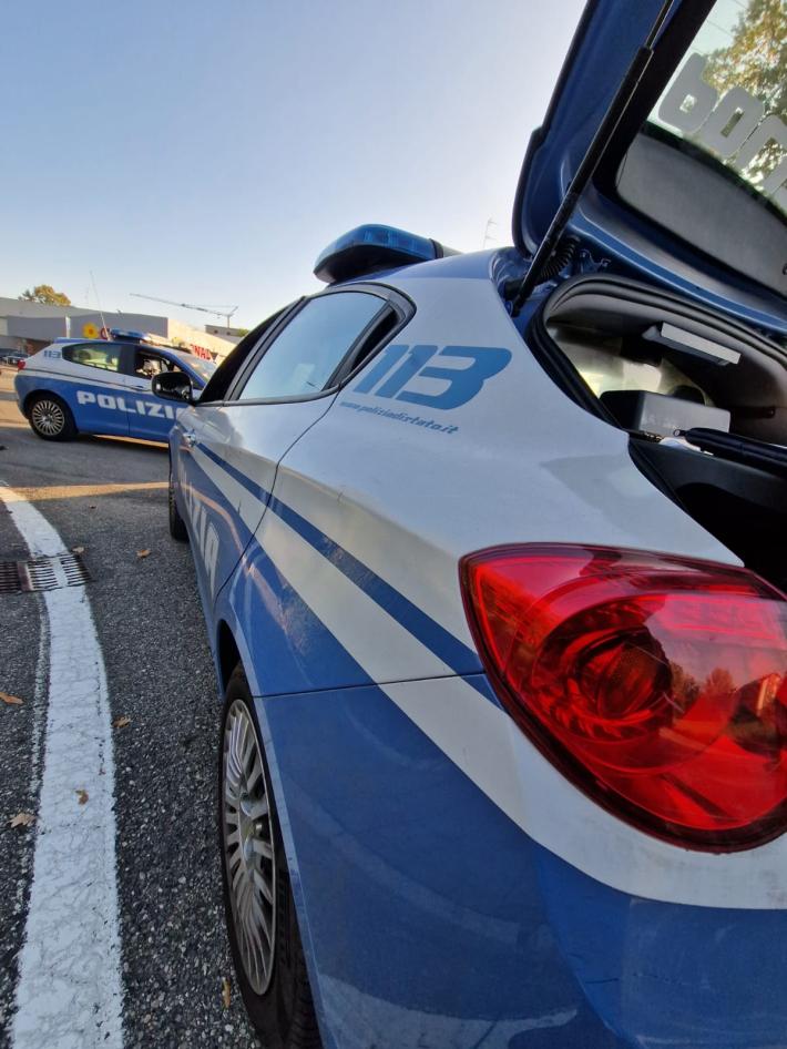 Cerca di rubare il venditore di cassa e aggredisce un venditore ambulante. Denunciato 60enne