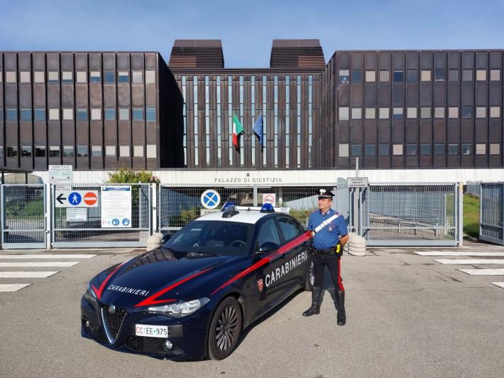 Picchia e minaccia l'ex compagna invalida a Quattro Castella: divieto di avvicinamento per un 55 enne