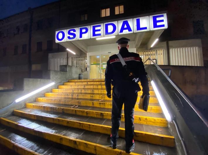 Prende a cinghiate una coppia fuori da un locale, denunciato