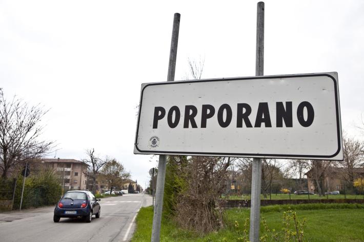 Sosta selvaggia rallenta l'ambulanza: una donna muore  a Napoli