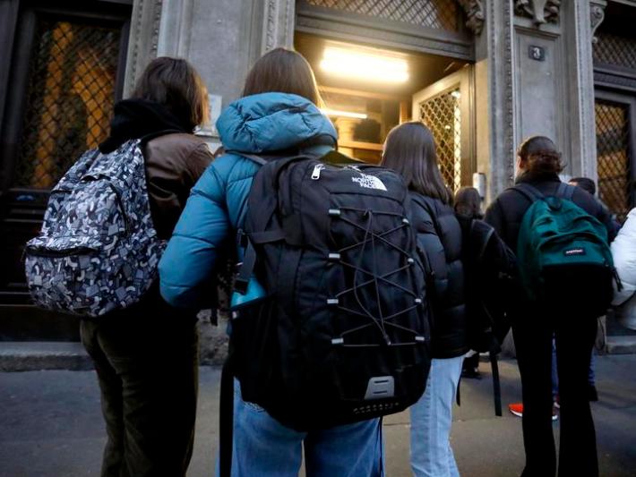 Manovra, cancellato il bonus cultura per i 18enni: fondi a spettacoli e editoria