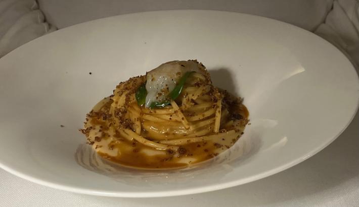 Spaghetti, ricci di mare, sedano rapa, foglia d'ostrica