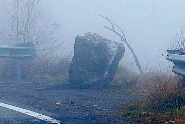 Masso precipita sulla provinciale