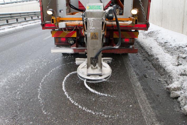Pericolo ghiaccio: spargisale in azione