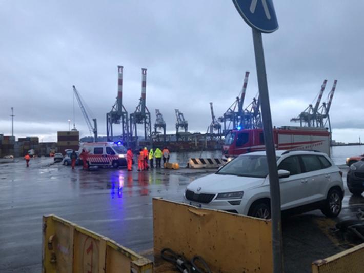 Un'auto e' finita in mare in porto alla Spezia, un morto