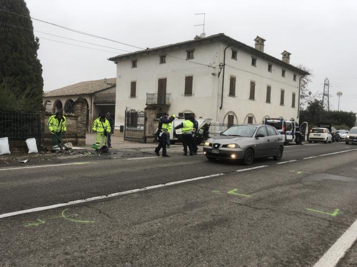 Strada Baganzola: scontro tra due auto sulla rotatoria. Ferito un uomo di 61 anni