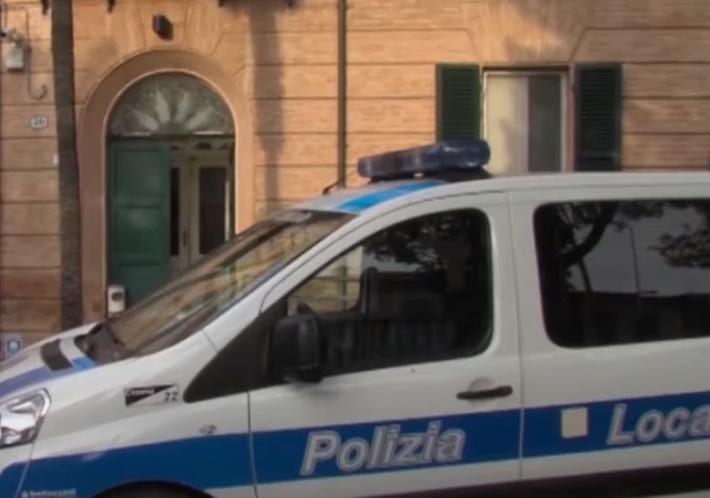 Vigilessa non assunta perch&egrave; bella a Cesena. Ma il Comune nega