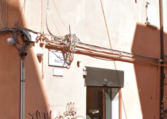 Bologna, accoltella la moglie e scappa, fermato dalla polizia. Lei &egrave; grave