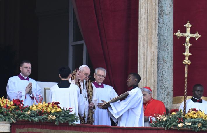 In 70mila per la benedizione Urbi et Orbi.  La preghiera del Papa per l&rsquo;Ucraina: "Fermate questa guerra insensata"