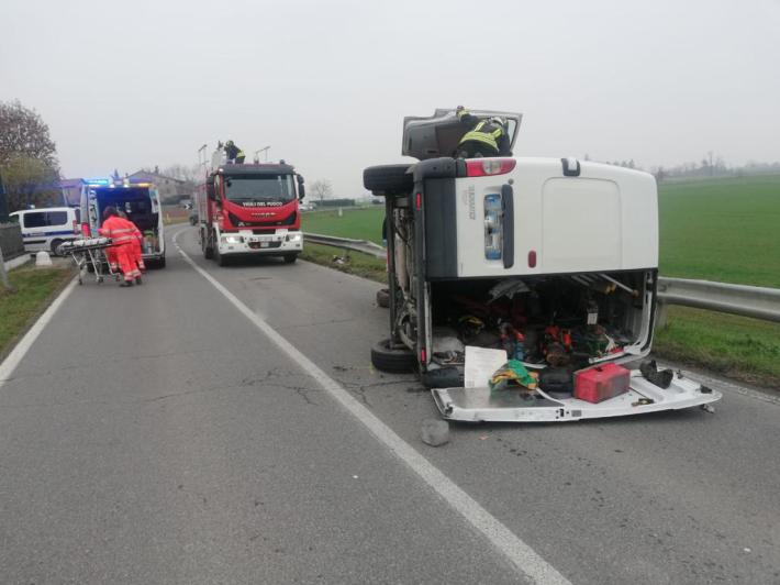 Non finiscono pi&ugrave; gli incidenti stradali in questo Natale: furgone fuori strada a Bannone, un ferito grave