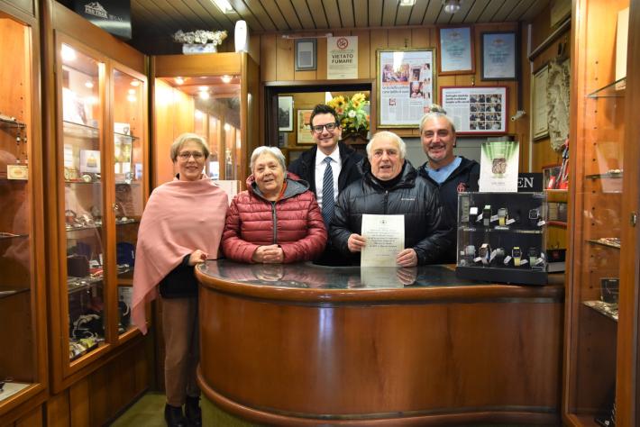 L'oreficeria orologeria Ferrari segna il tempo del primo secolo