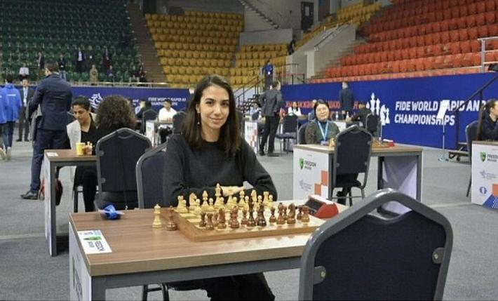 Campionessa di scacchi senza velo al mondiale in Kazakistan