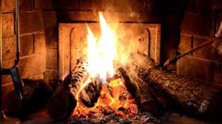 Accende il camino per Natale, a Roma, e brucia 20mila euro di buoni postali nascosti dal marito 