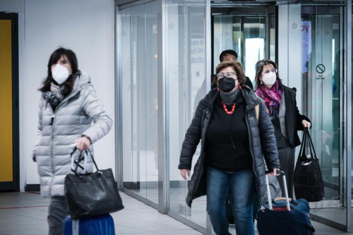 Mezza Europa segue l'Italia sui test covid ai passeggeri in arrivo dalla Cina. E Pechino non la prende bene