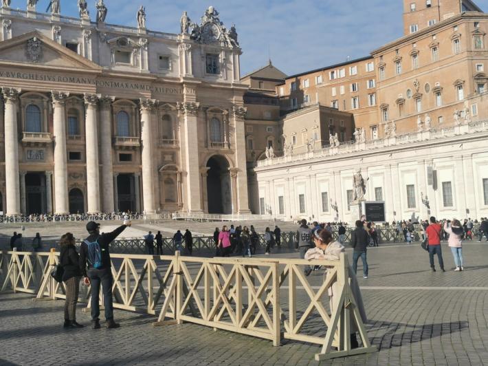 Piazza San Pietro gremita: il mondo si ferma per la morte del Papa emerito