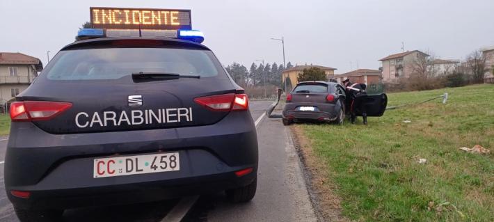 Fidenza, si schianta  contro un palo e poi fugge:  dentro l'auto droga arrestato 