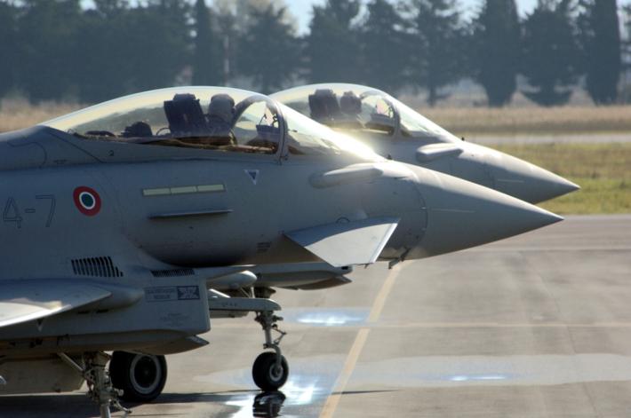 Aereo Cessna perde i contatti radio: i caccia Eurofighter lo intercettano nei cieli di Parma