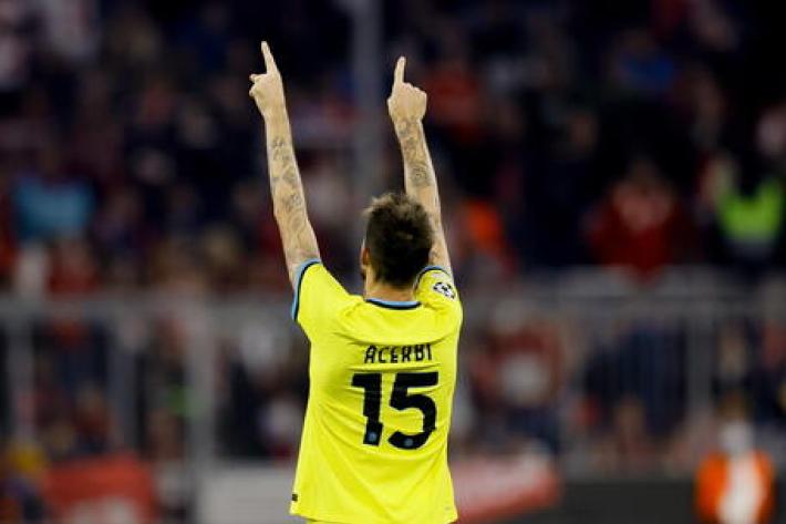 Bimbo picchiato, calciatore Inter lo invita a San Siro