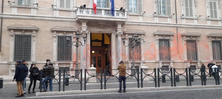 Ambientalisti imbrattano la facciata del Senato, fermati 