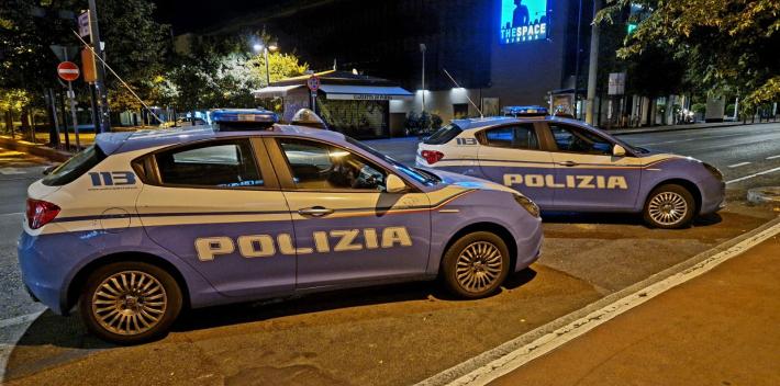 Lite in famiglia, arrivano le volanti: denunciato un 49enne aggressivo con la moglie e poi con i poliziotti