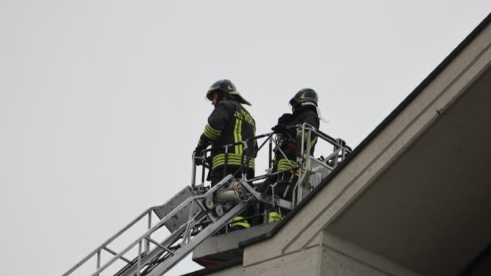 Canna fumaria in fiamme in una villetta a Colorno: vigili del fuoco in azione
