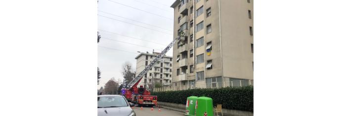 Via Orazio, paura per una donna anziana chiusa in casa, intervengono i vigili del fuoco e un'ambulanza : allarme rientrato