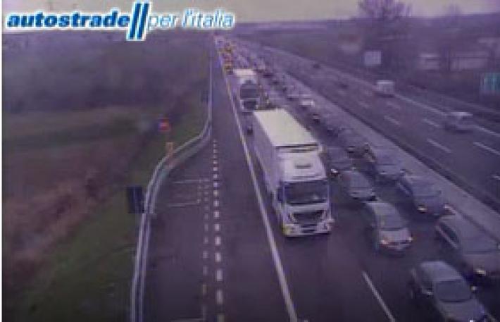 A1: code a tratti tra il bivio con l'A15 e il bivio della complanare di Piacenza in direzione Milano