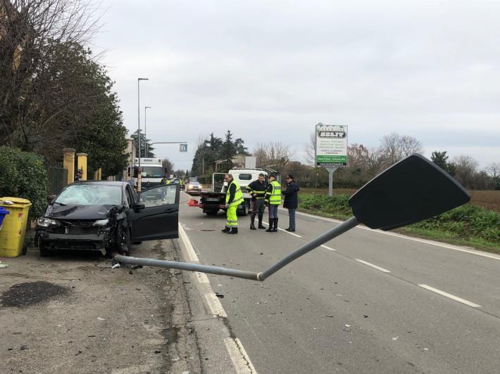 Botteghino, muore netturbino 59enne investito in via Traversetolo. L'auto finisce contro un palo 