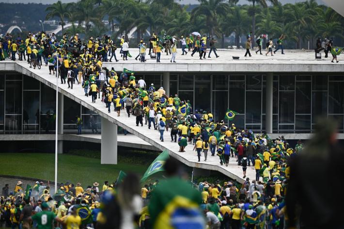 I seguaci di Bolsonaro assaltano il Parlamento brasiliano. Scontri con la polizia che riprende il controllo degli edifici istituzionali e arresta 150 manifestanti. Lula: "Puniremo i vandali e i loro f