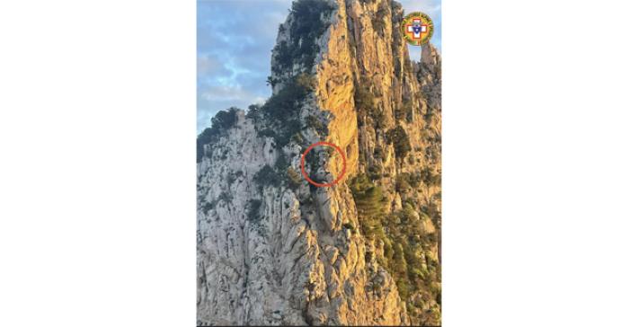 Scalatori bloccati sulla parete di un faraglione a Capri: salvati dal Soccorso Alpino