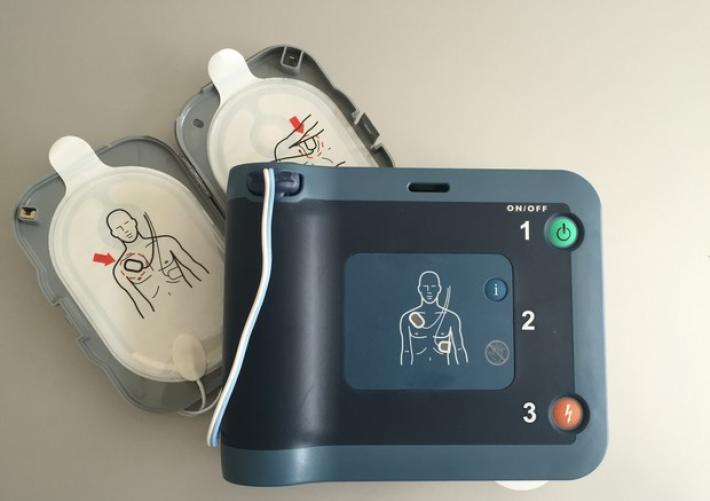 Piacenza, arresto cardiaco in banca, salvato col defibrillatore