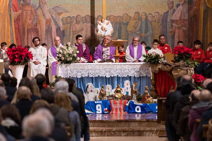 Le cinque maglie di Gianluca sull'altare per l'addio di Cremona a Vialli