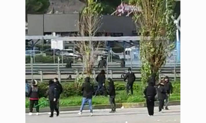 Ultra' Napoli forzano posto blocco a Genova, avevano spranghe