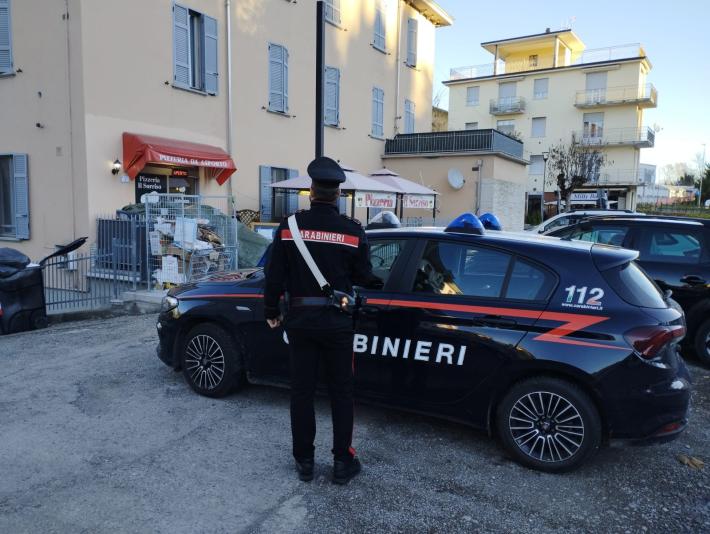 Ladro di borselli al bar incastrato dalla tuta da lavoro