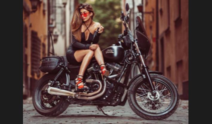 Pilota influencer in moto sulle spiagge  della Sardegna, &egrave; polemica