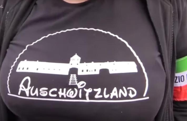Indoss&ograve; una maglietta con scritto "Auschwitzland".  Per il giudice non costituisce reato