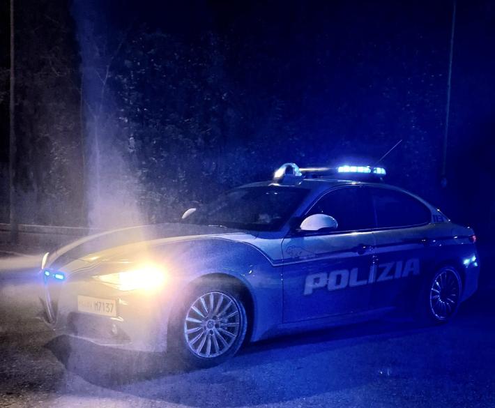 Armato di coltello, spruzza spray urticante in un locale di via Reggio: bloccato