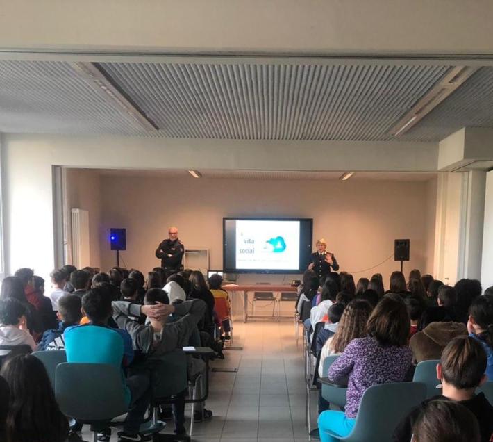 I pericoli della rete spiegati ai ragazzi dai poliziotti