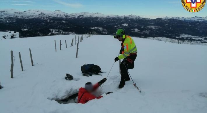 Parmigiano 63enne sprofonda per  3 metri in una trincea della Grande guerra ricoperta di neve ad Asiago: salvato 